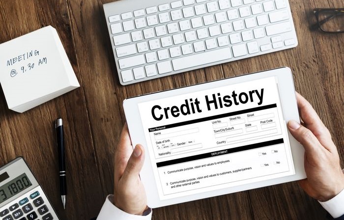 человек держит планшет на котором написано кредитная история