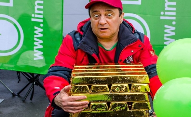 Самую высокую дженгу из слитков золота построили на фестивале еды